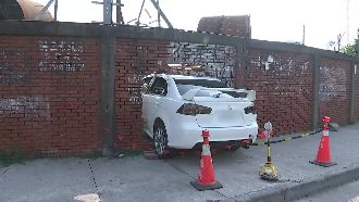 失控撞穿紅磚牆　車卡牆洞如裝置藝術