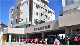 台東社會宅43戶只租不賣（1）台東縣政府10日推出六都以外的首棟社會住宅，只租不賣；共43戶，2房型的31戶，每月租金新台幣4800元；3房型有10戶，每月6000元；無障礙型2戶，每月5400元。中央社記者盧太城台東攝  107年12月10日