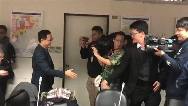 驗完八成票　丁守中到場送蜂蜜檸檬