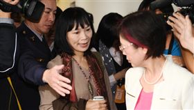 楊翠散會離去立法院司法及法制委員會10日審查促轉會預算，國民黨立委杯葛會議，促轉會代理主委楊翠（中）散會後，由民進黨立委尤美女（右）陪同離去。中央社記者施宗暉攝  107年12月10日