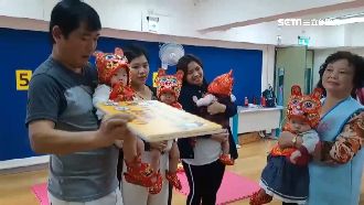 萌！4胞胎姊妹同場抓周　默契大不同