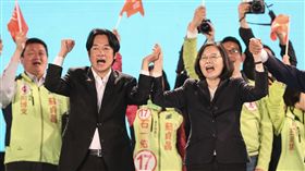 選前之夜　蔡英文賴清德助選蘇貞昌（1）民進黨新北市長候選人蘇貞昌（前右）23日選前之夜，在板橋舉辦最後一場大型造勢活動，黨主席蔡英文（前中）、行政院長賴清德（前左）同台助選，將現場氣氛推向高點。中央社記者謝佳璋攝　107年11月23日