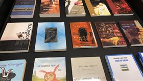 以色列駐台辦事處贈書國圖　盼促交流（1）以色列駐台辦事處26日捐贈70多本涵蓋猶太文學、藝術、繪本、社會人文等多元面向的書籍給國家圖書館，盼藉此促進雙邊交流。中央社記者侯姿瑩攝　107年6月26日