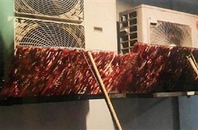 衛生,壓縮機,廢熱氣,曬肉乾,灰塵,蒼蠅,油炸,新加坡,馬來西亞　圖／翻攝自臉書