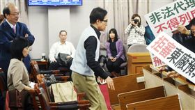 杯葛促轉會預算  藍委翻桌立法院司法及法制委員會10日審查促轉會預算，國民黨立委杯葛會議，將議事桌翻倒，不讓促轉會代理主委楊翠（前左）上台報告。中央社記者施宗暉攝  107年12月10日