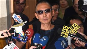 涉性侵案　鈕承澤：全力配合調查台北地檢署偵辦導演鈕承澤（前中）被控涉性侵女性工作人員案，10日傳喚鈕承澤到案。鈕承澤訊後表示，他此生從來沒有傷害他人或脅迫他人的意圖或行為，到目前為止都是，會全力配合調查，該負的責任一定會負。中央社記者孫仲達攝　107年12月10日