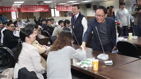 驗票近尾聲　丁守中慰問律師團（3）台北地方法院3日啟動台北市長選舉驗票程序，國民黨台北市長候選人丁守中（中右）10日特別前往信義區公所，逐一向驗票的律師團握手，為他們加油打氣。中央社記者吳家昇攝　107年12月10日