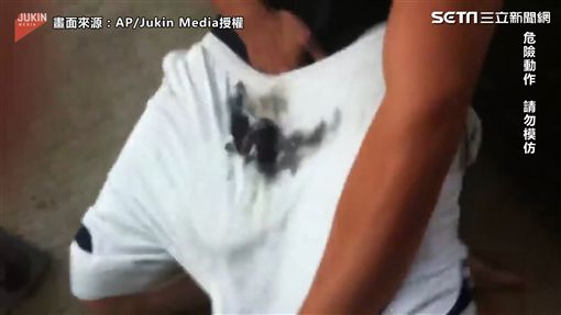 男子花式發射煙火。（圖／AP／Jukin Media 授權）