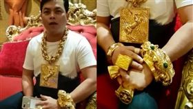 炫富,土豪,越南,黃金,項鍊,戒指,手鐲,點閱率　圖／翻攝自臉書