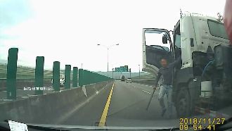 蛇行又逼車　水泥車駕駛持鐵棍恐嚇