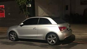 奧迪女駕駛違停人家家車庫前／翻攝自臉書爆怨公社