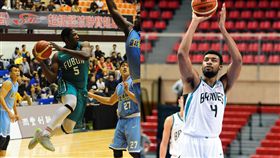 ▲富邦重新登錄基斯（Shaquille Keith）和米歇爾（Tony Mitchell）並肩作戰。（圖／中華籃協提供／翻攝自富邦勇士籃球隊臉書）