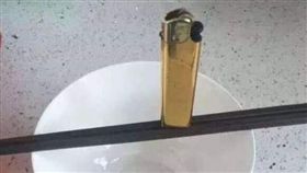 正妹飯後留下「神暗示」　老司機一看就懂(圖/爆廢公社)