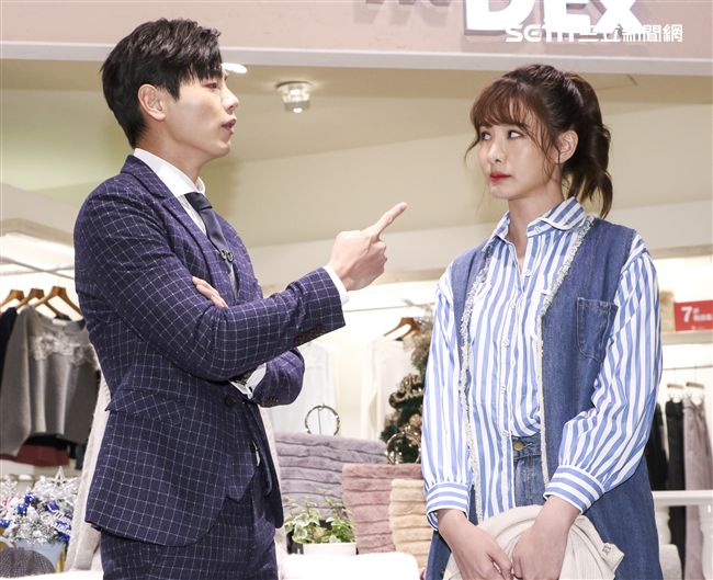 台視、三立偶像劇「你有念大學嗎?」女主角安心亞與男主角禾浩辰於拍片現場還原出對立的狀況。（記者林士傑/攝影）