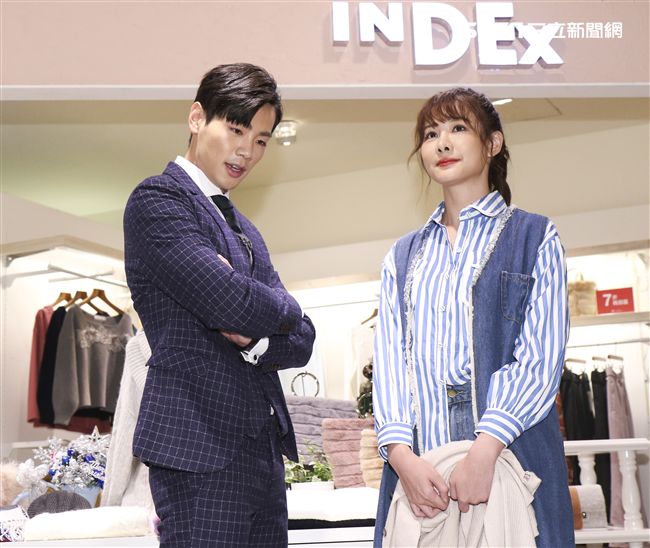 台視、三立偶像劇「你有念大學嗎?」女主角安心亞與男主角禾浩辰於拍片現場還原出對立的狀況。（記者林士傑/攝影）