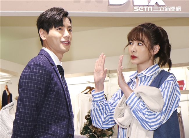 台視、三立偶像劇「你有念大學嗎?」女主角安心亞與男主角禾浩辰於拍片現場還原出對立的狀況。（記者林士傑/攝影）