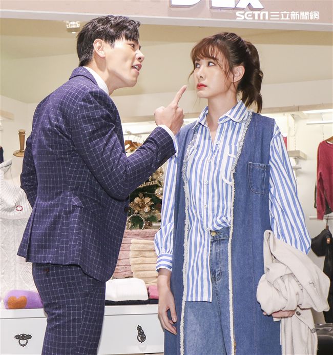 台視、三立偶像劇「你有念大學嗎?」女主角安心亞與男主角禾浩辰於拍片現場還原出對立的狀況。（記者林士傑/攝影）