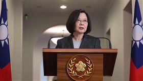 吳寶春事件　總統：希望兩岸正常健康交流總統蔡英文（圖）11日在總統府進行「迴廊談話」，對於吳寶春表態支持「九二共識」，蔡總統表示，台灣人都懂這是政治壓迫，這樣做法台灣人不會接受，世界也不會接受，希望中國可以把政治前提拿開，讓兩岸交流可以是正常且健康的交流。中央社記者吳翊寧攝　107年12月11日