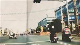 高雄,機車格,路肩,邊線,檢舉達人（圖／翻攝自爆怨公社臉書）