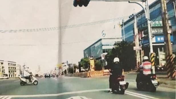 騎車跨這線罰6百　網：以後帶尺出門