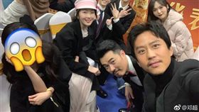 楊冪托腮甜笑，卻有網友笑稱「臉垮了」。（圖／翻攝自微博）