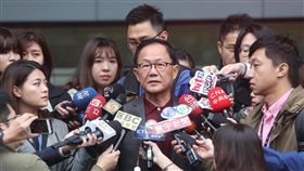 丁守中慰問驗票律師團（1）台北地方法院預定11日完成台北市長選舉驗票作業，國民黨台北市長候選人丁守中、前立委丁守中（中）下午到信義區公所，為驗票律師團加油打氣，並接受媒體訪問。中央社記者吳家昇攝　107年12月11日