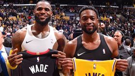 LeBron James與Dwyane Wade互換球衣（圖／翻攝自NBA官方推特）