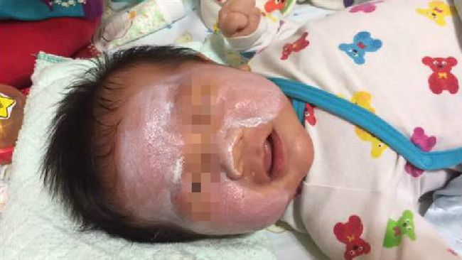 豬隊友擦乳液推不開！兒變小白臉燦笑