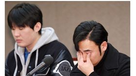 ▲韓國職棒假球案選手文宇藍（右）與李太陽召開記者會說明。（圖／截自韓國媒體）