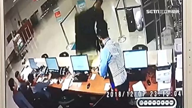 不滿下機走太遠　旅客拿行李怒砸地勤