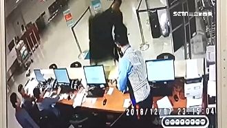 不滿下機走太遠　旅客拿行李怒砸地勤