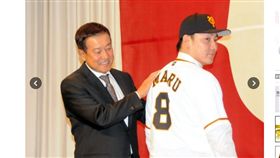 ▲丸佳浩（右）從讀賣巨人監督原辰德手中接下8號球衣。（圖／截自日本媒體）