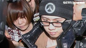 狄鶯在入境大廳一看見孫安佐，隨即上前摟護獨子。（圖／記者邱榮吉攝影）