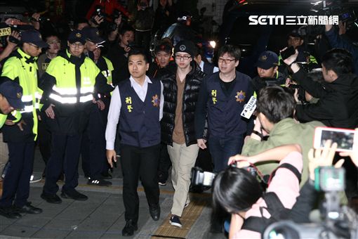 孫安佐抵達士林地檢署接受偵訊  孫鵬狄鶯夫婦於後隨行[20181211台北訊]