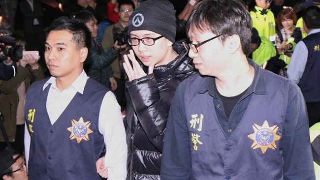 孫安佐笑拉警衣袖進士檢　現場慘濺血