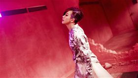 林憶蓮睽違6年推新輯　改走搖滾風今年底唱片市場熱鬧，眾多歌手12月發片，其中天后林憶蓮睽違6年將在21日發行新專輯，唱片公司11日透露，林憶蓮去年就完成新輯母帶，此次改走搖滾風。（天地合提供）中央社記者江佩凌傳真　107年12月11日