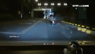 女騎士自撞倒地　後方機車「神閃避」