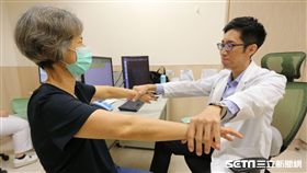 醫師慕德翰（右）說，60歲以上的族群，發生旋轉肌袖撕裂的機率近4成。（圖非新聞當事人／亞大醫院提供）