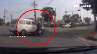 紅燈硬闖！轎車驚悚撞騎士竟還肇逃