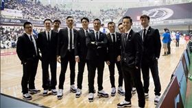 黑人送球隊Air jordon 11 Concord(圖/翻攝陳建州IG)