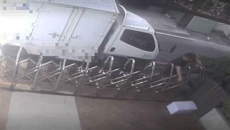 控送貨員亂丟包裹　真相讓他臉超腫！