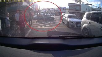 貨車滑落駕駛跳車遭夾　民眾抬車救人