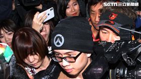 狄鶯（左）在入境大廳一看見孫安佐，隨即上前摟護獨子。（記者邱榮吉/攝影）