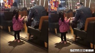 嫩妹當正宮面撩帥哥　一手碰手就觸電