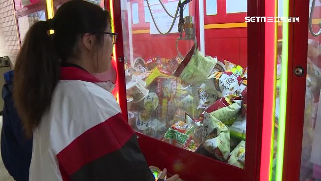 校園擺零食娃娃機　校方：20元保夾