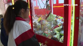 校園擺零食娃娃機　校方：20元保夾