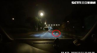 自撞護欄噴飛！女騎士險遭「爆頭」！