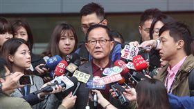 丁守中慰問驗票律師團（1）台北地方法院預定11日完成台北市長選舉驗票作業，國民黨台北市長候選人丁守中、前立委丁守中（中）下午到信義區公所，為驗票律師團加油打氣，並接受媒體訪問。中央社記者吳家昇攝　107年12月11日