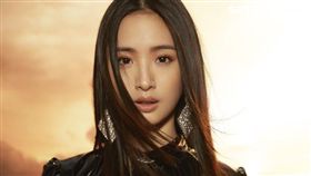 林依晨拍攝年曆假扮礦石。（圖／周子娛樂提供）