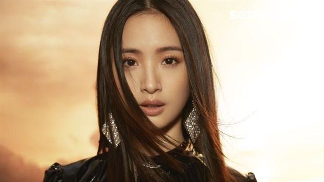 女星率師弟妹拍年曆　全身黑扮這個…